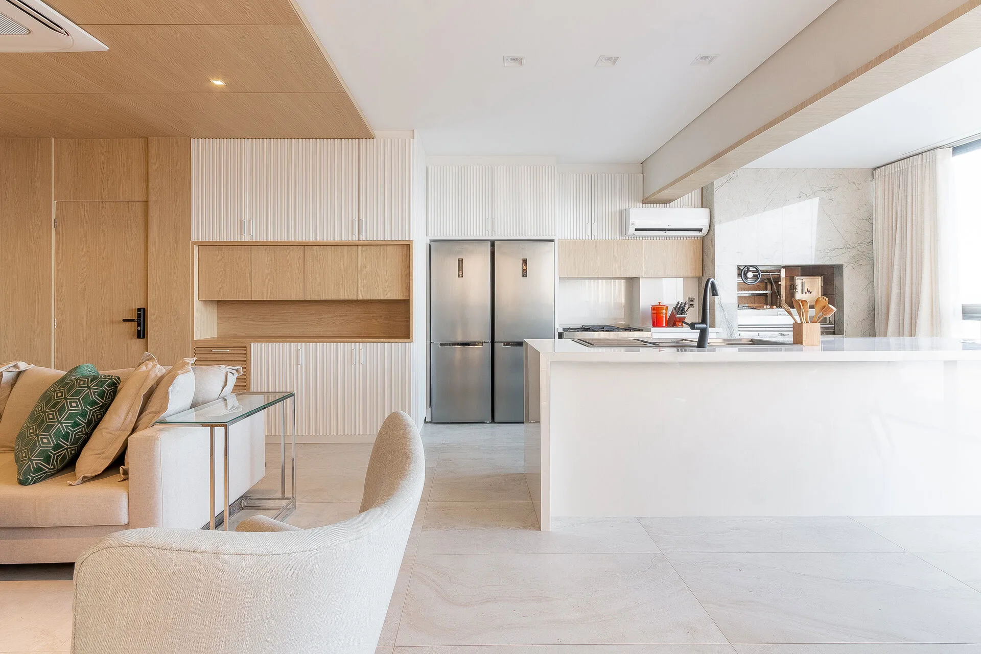 Cozinha Integrada com Ilha em Mármore