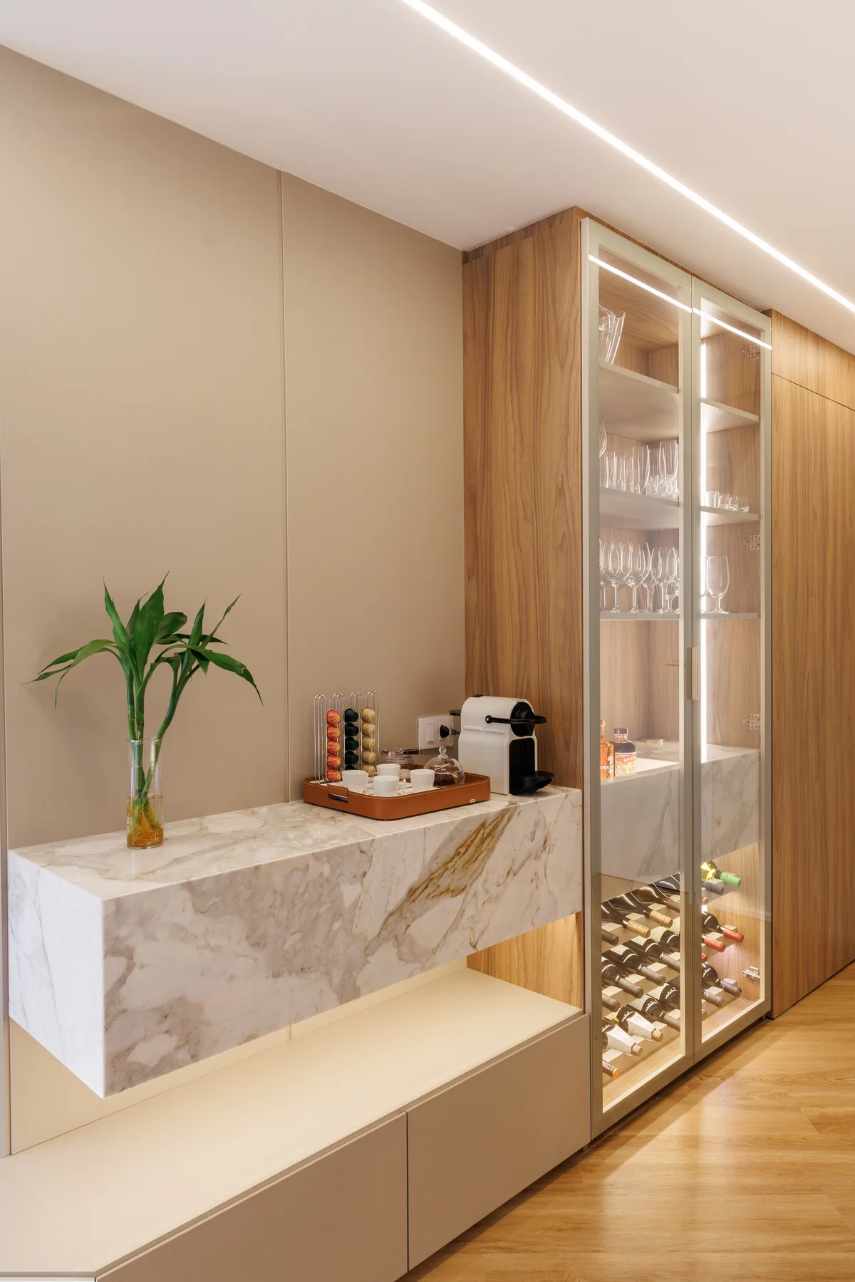 Shelf em Mármore com Adega Embutida — Apto 112