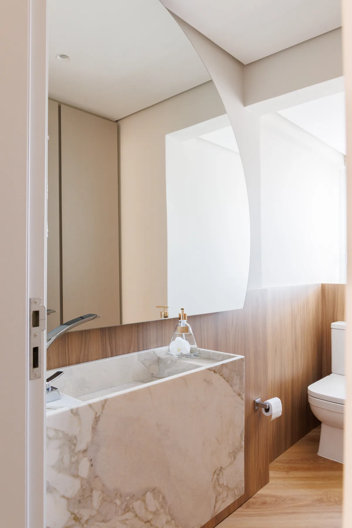 Ambiente Integrado com Pedra Natural — Apto 112