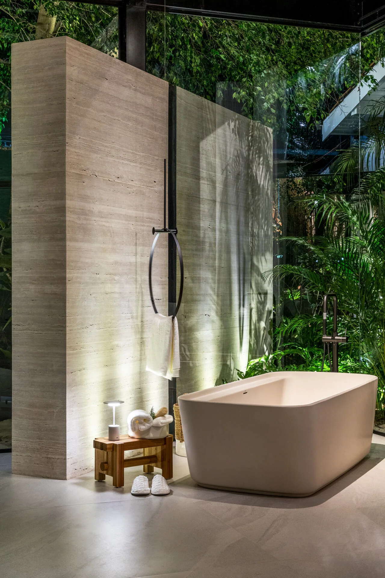 Banheira em Jardim com Travertino — Projeto Arquitetare