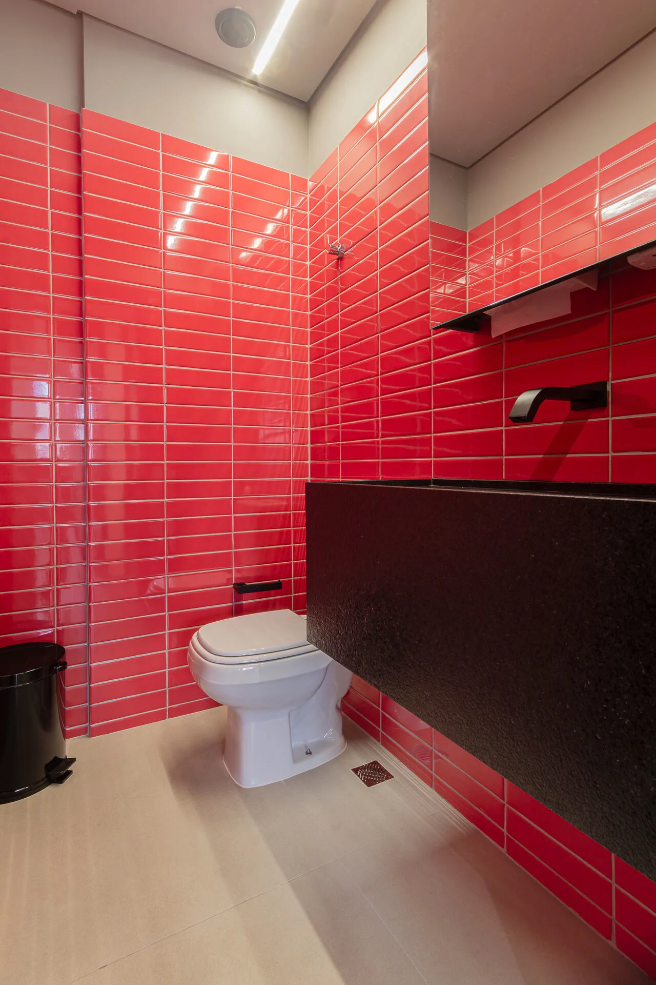 Lavabo com Granito Negro e Azulejo Vermelho