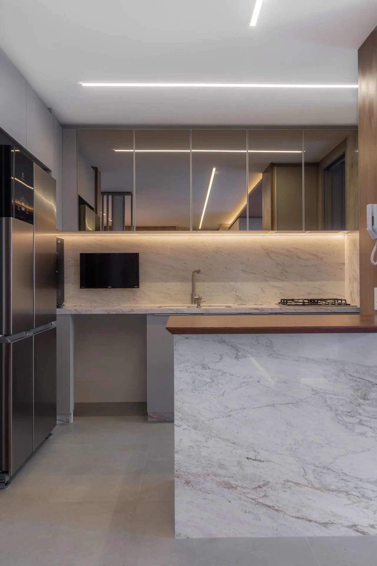 Cozinha com Ilha e Backsplash
