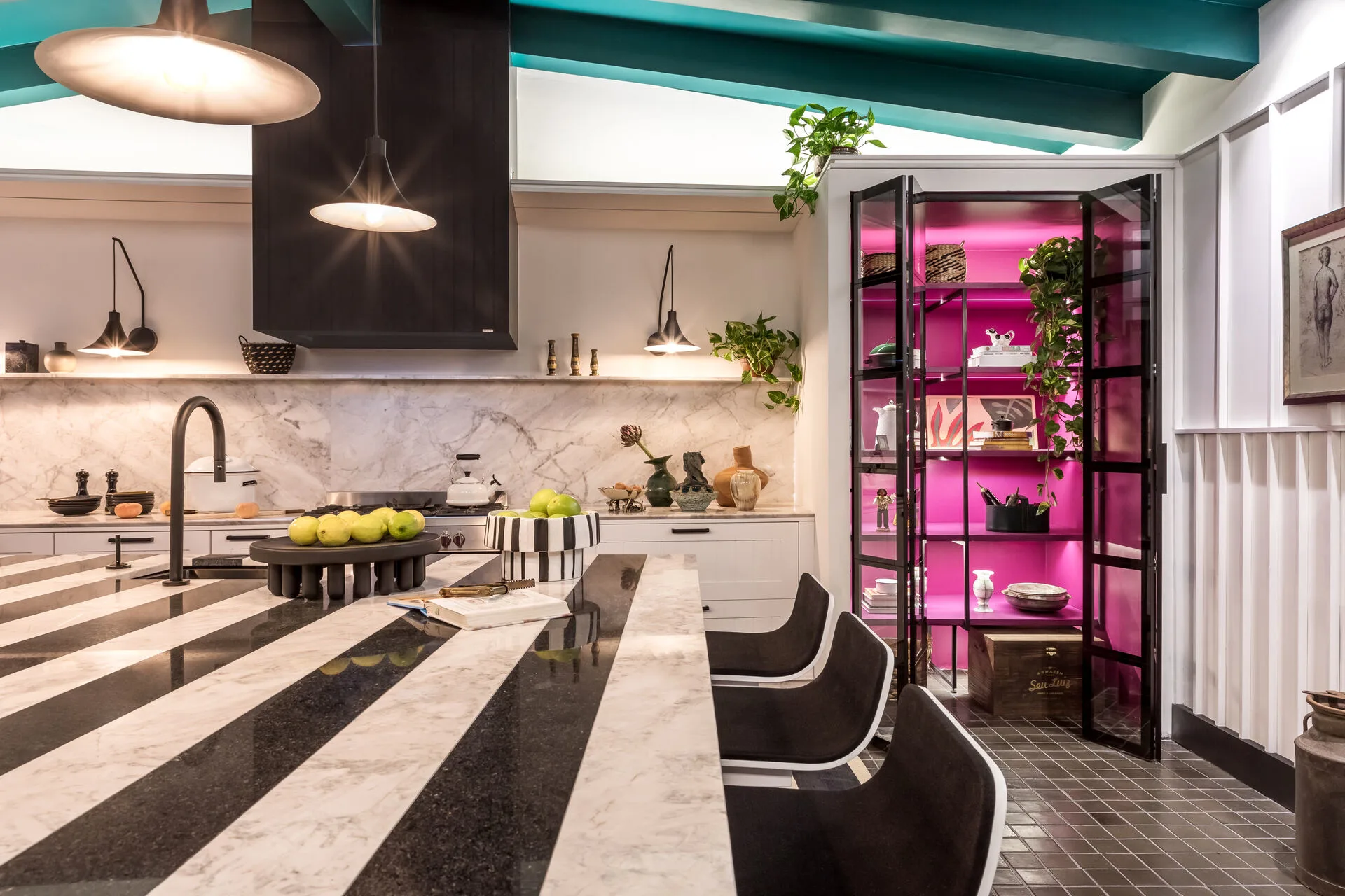 Cozinha CASACOR 2023 — Ilha Listrada