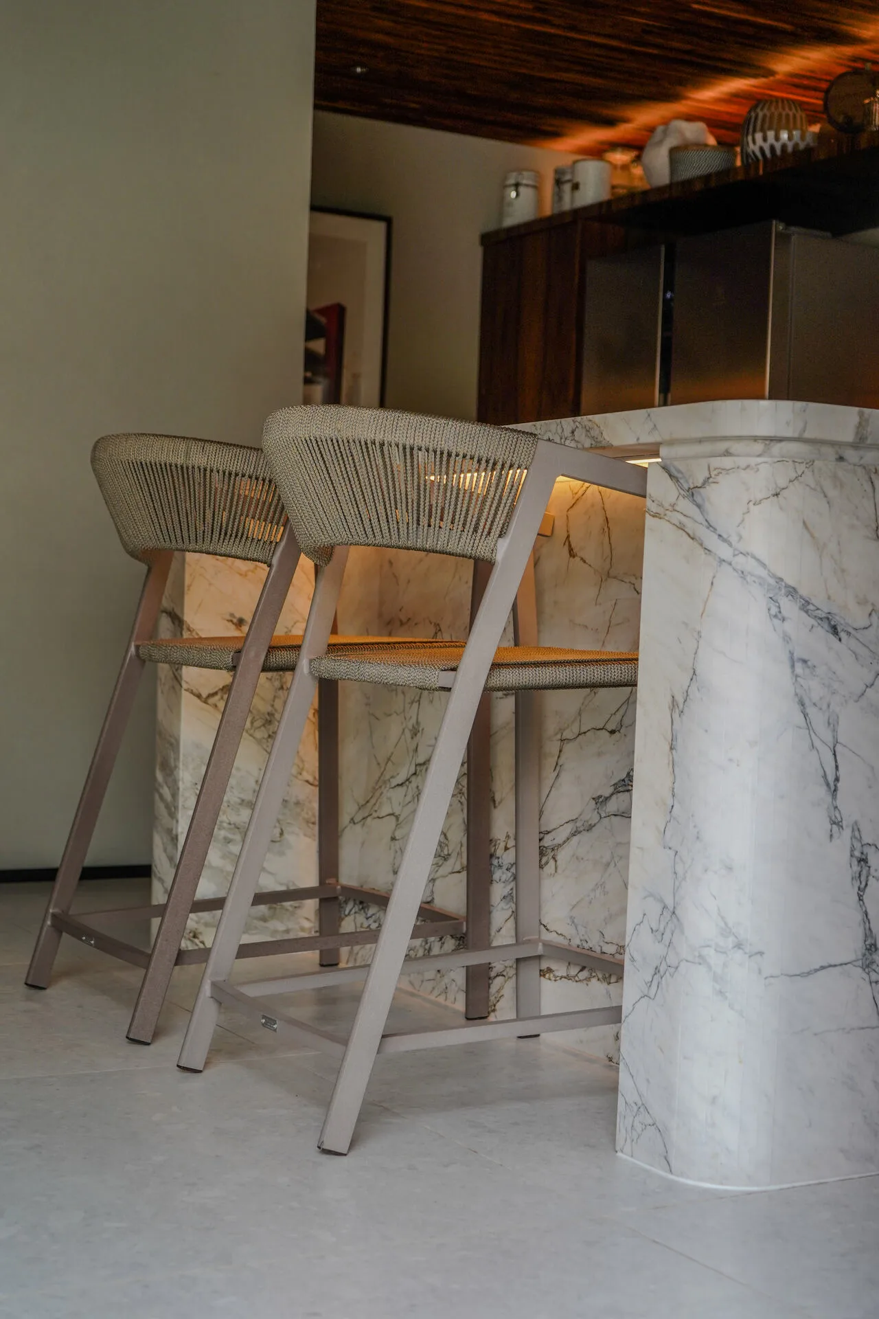 Banquetas e Ilha Curva em Mármore
