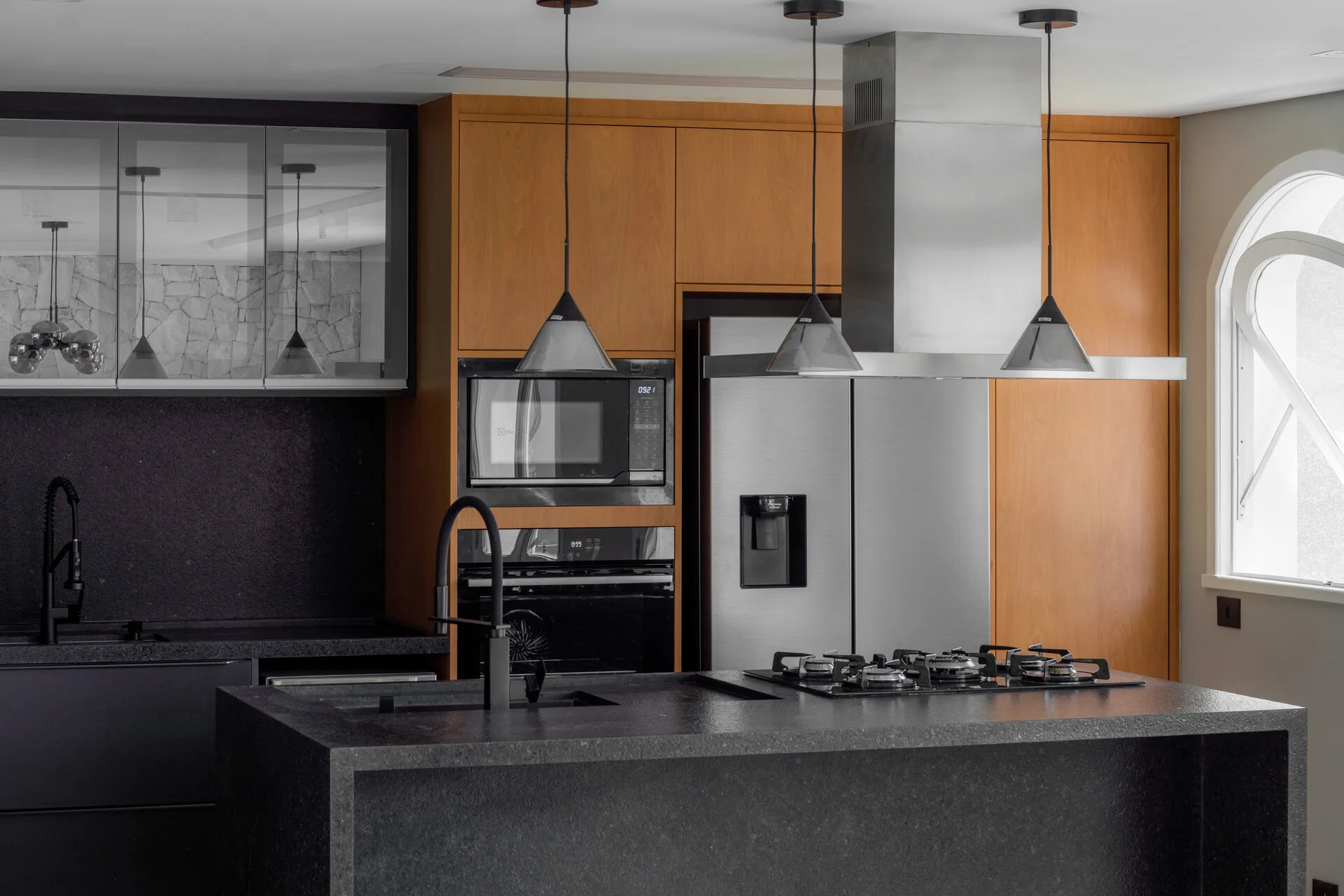 Cozinha Contemporânea Escura