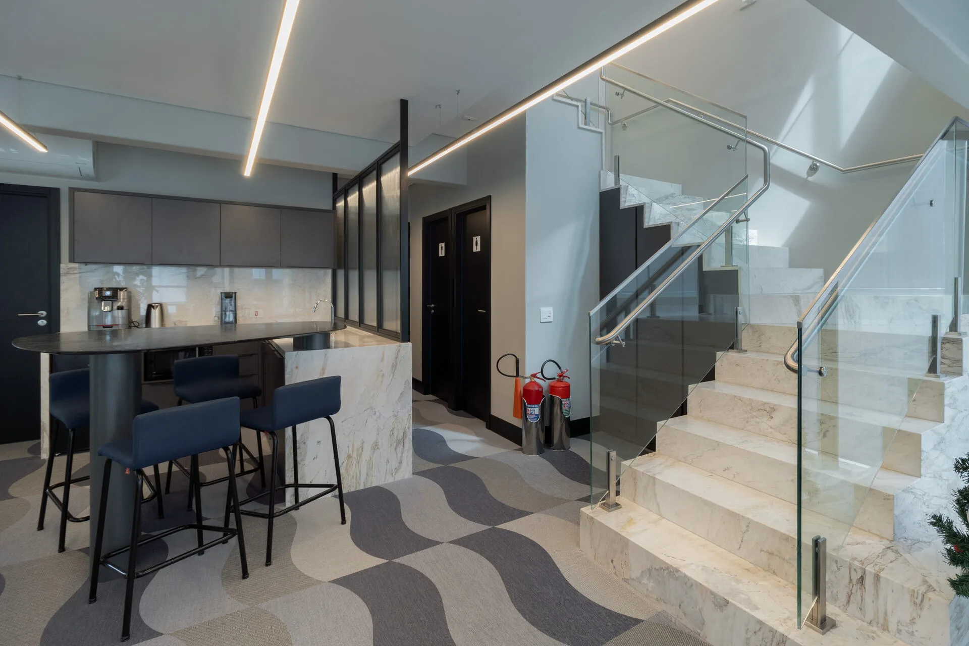 Lounge Corporativo com Escada em Mármore