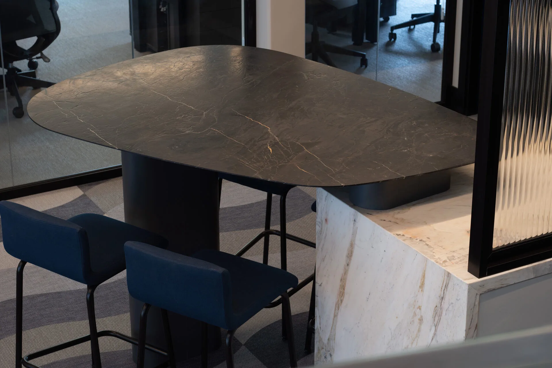 Mesa Oval em Granito Negro