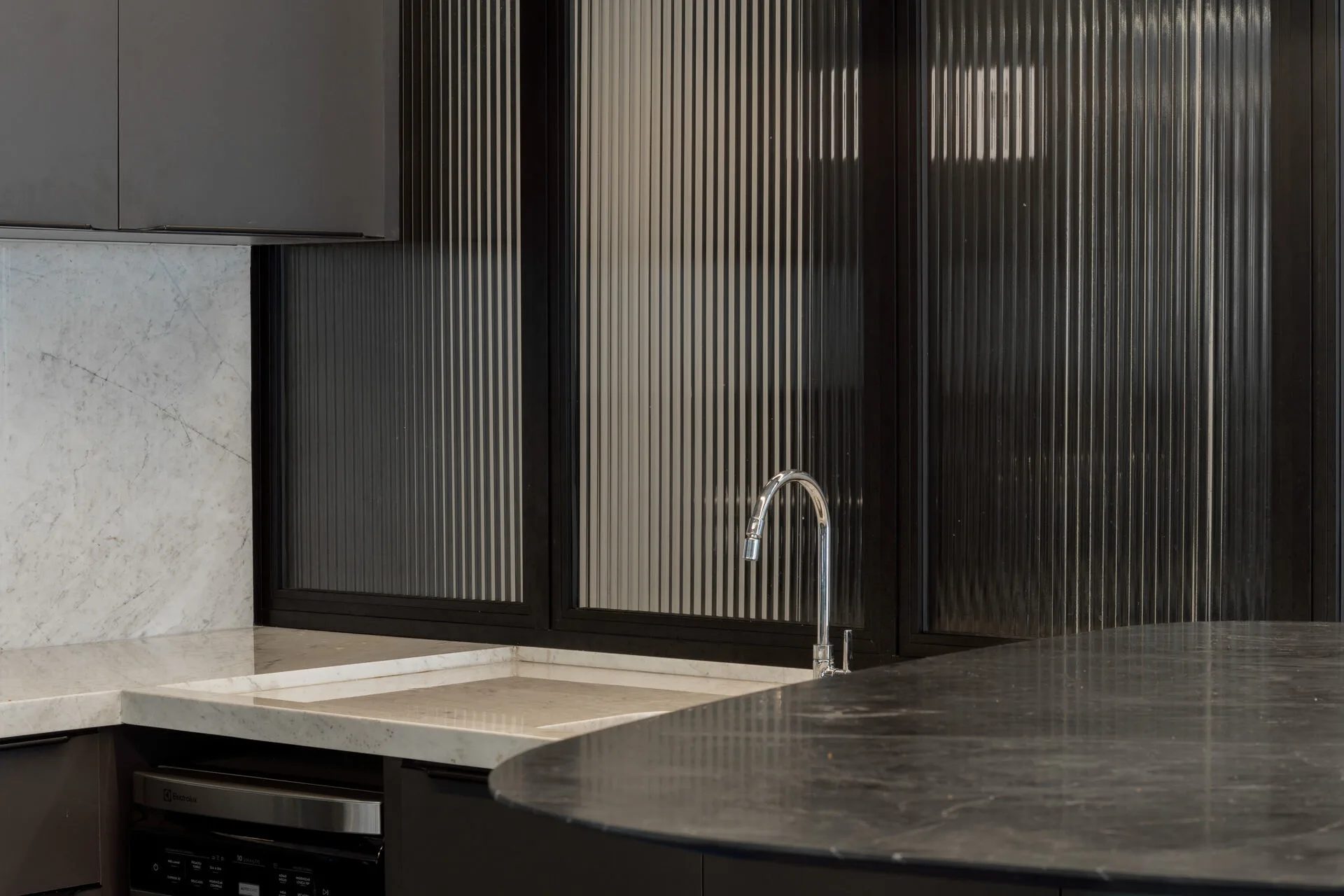 Bancada e Backsplash em Mármore Branco