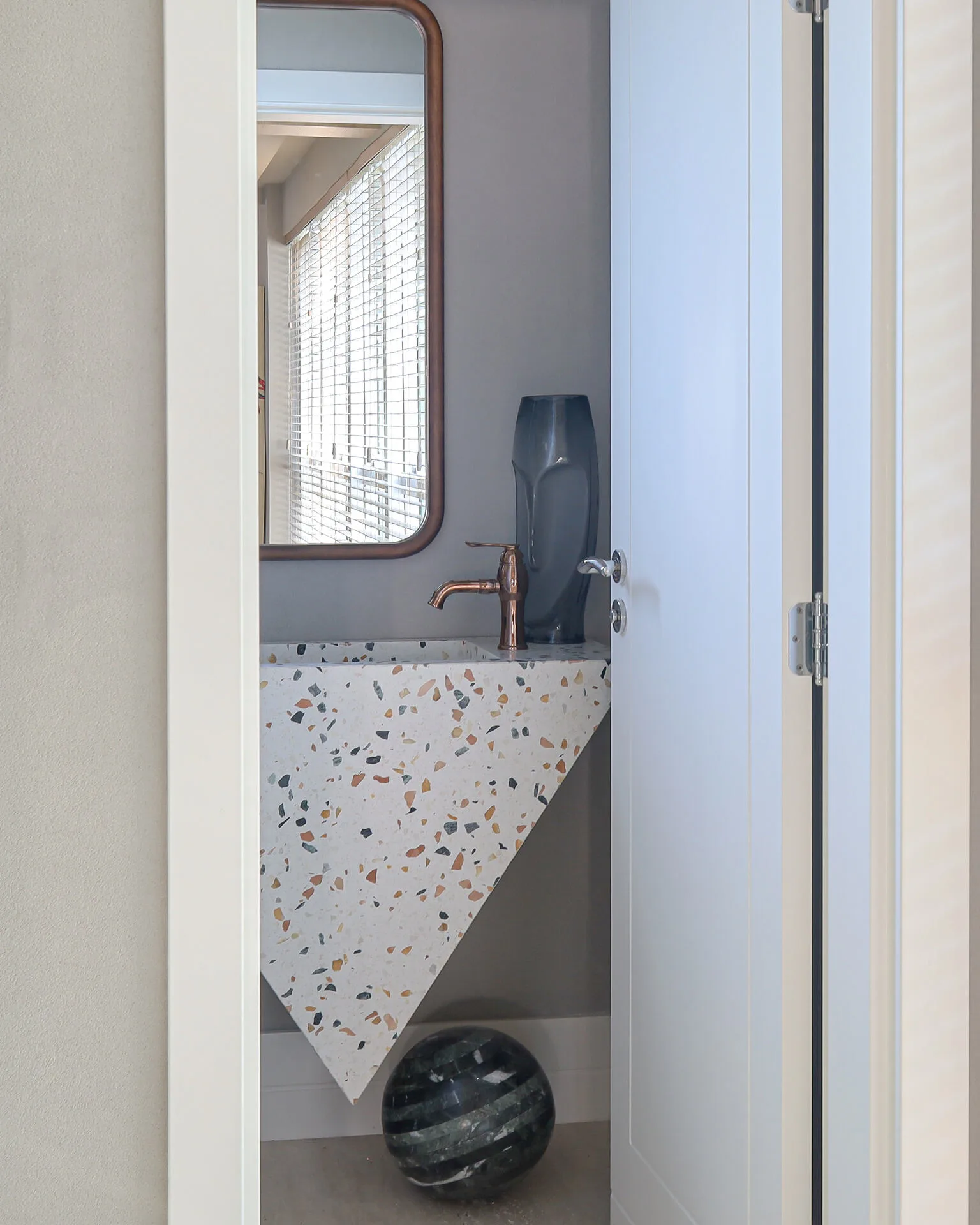 Lavabo Terrazzo Triangular com Torneira Rose Gold