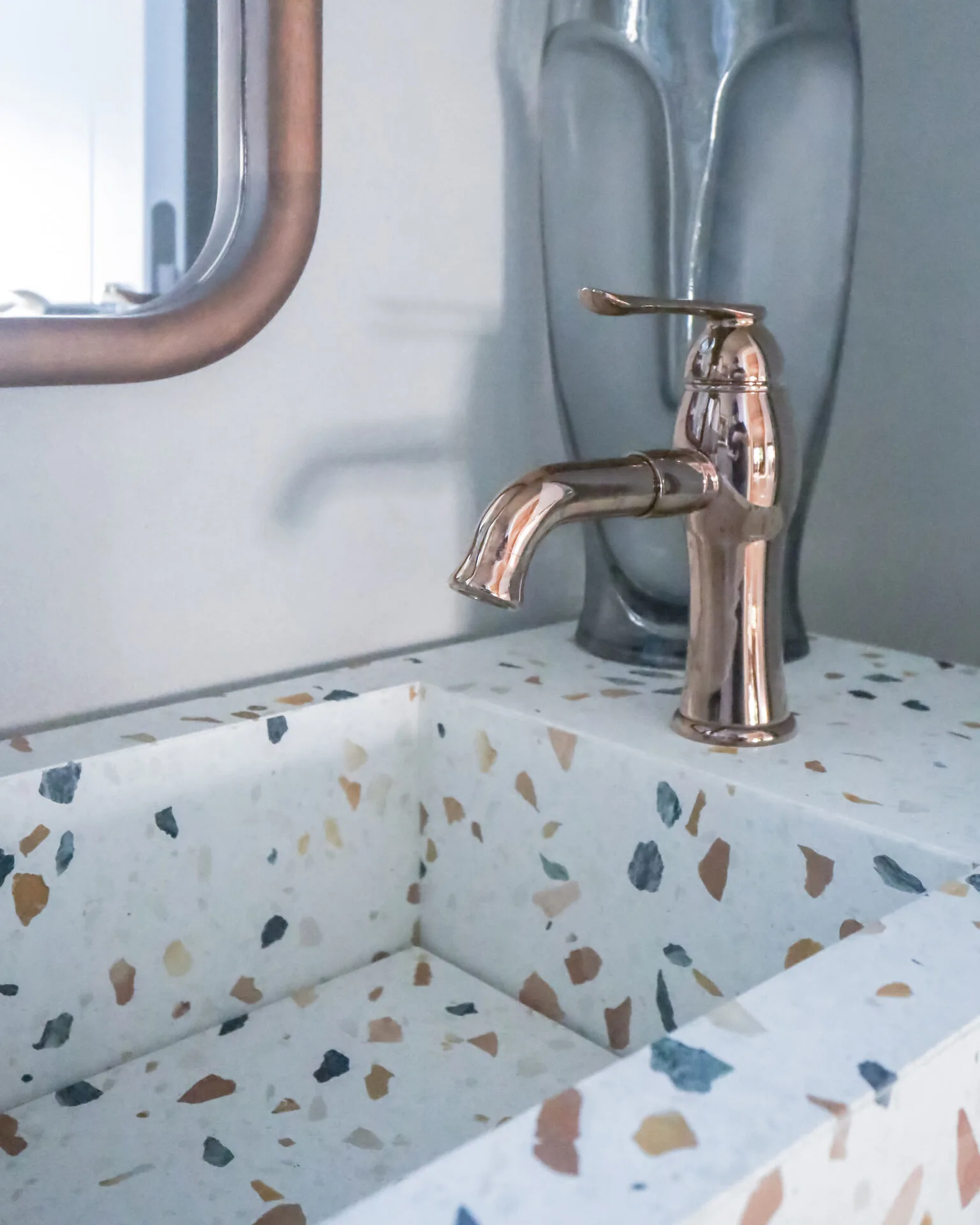 Detalhe Cuba Terrazzo — Torneira Rose Gold
