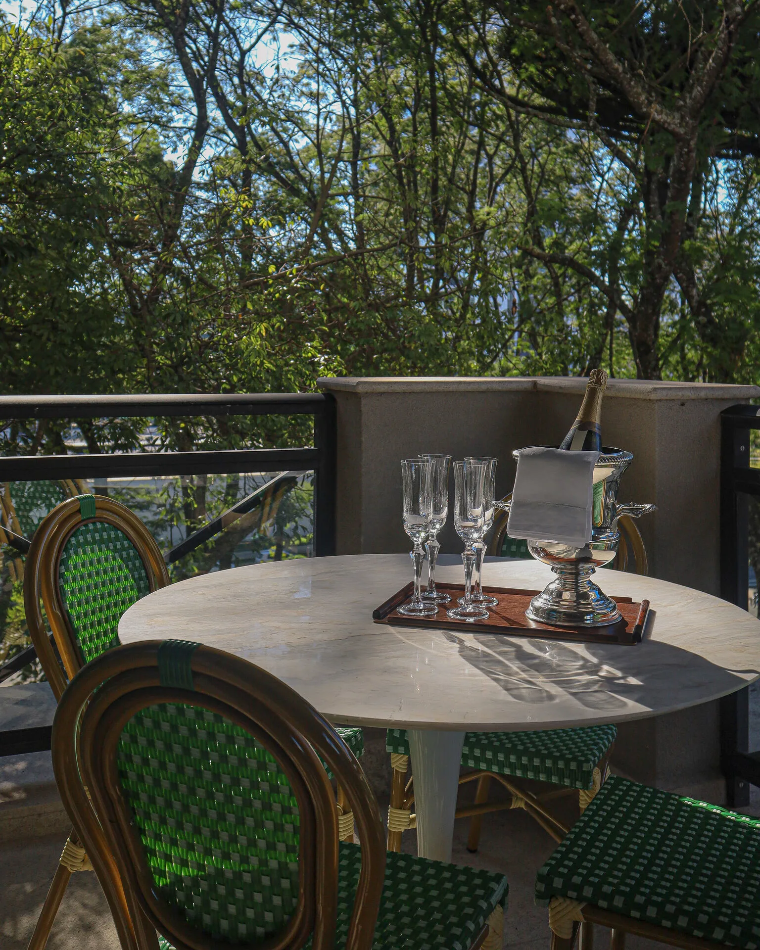 Mesa em Mármore — Varanda com Vista Verde