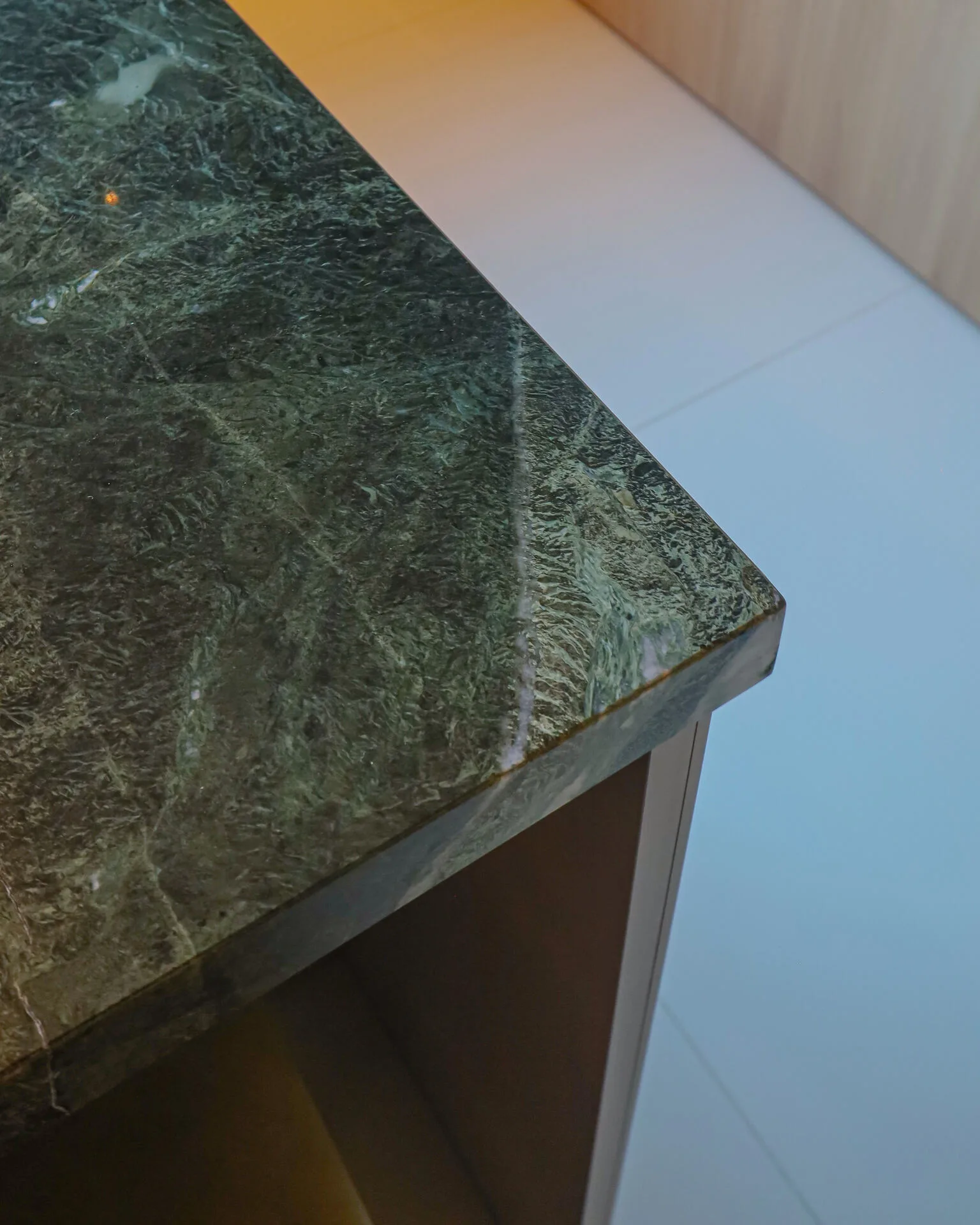 Detalhe de Canto — Bancada Mármore Verde