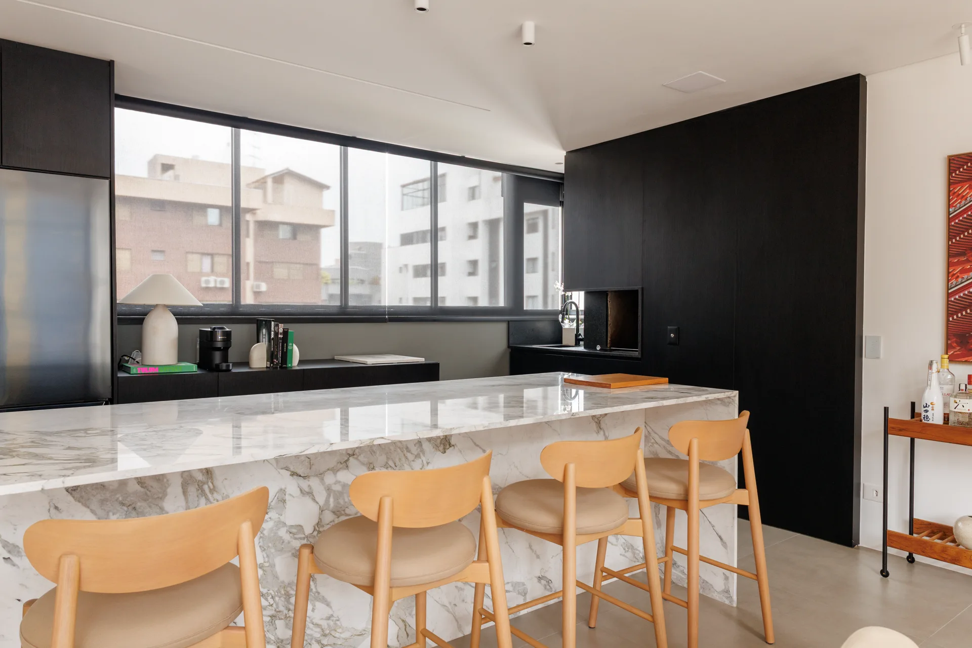 Bancada e Painel Preto com Ilha em Pedra — Projeto NERO