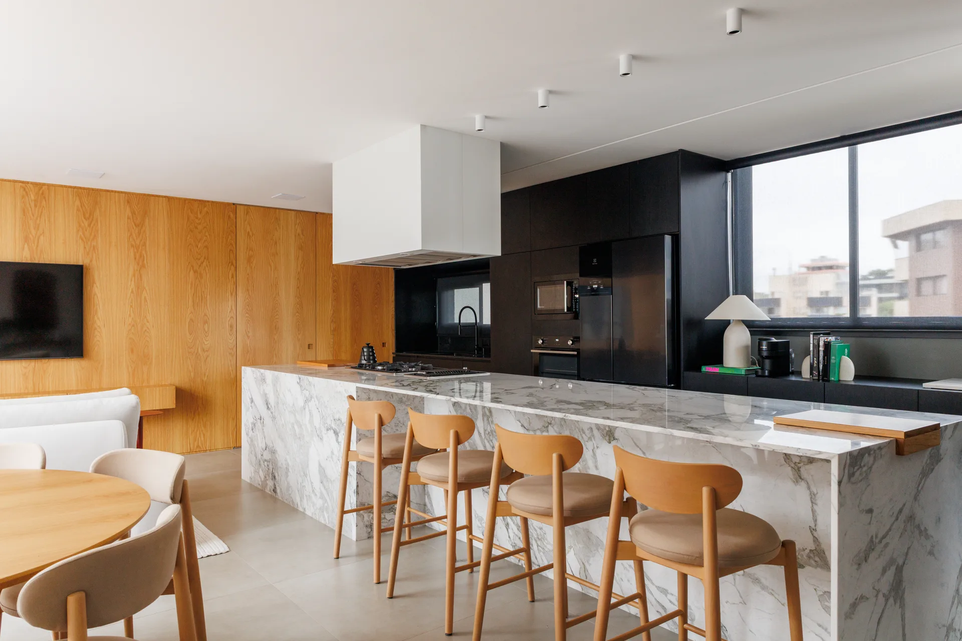Ilha de Quartzito com Banquetas — Projeto NERO