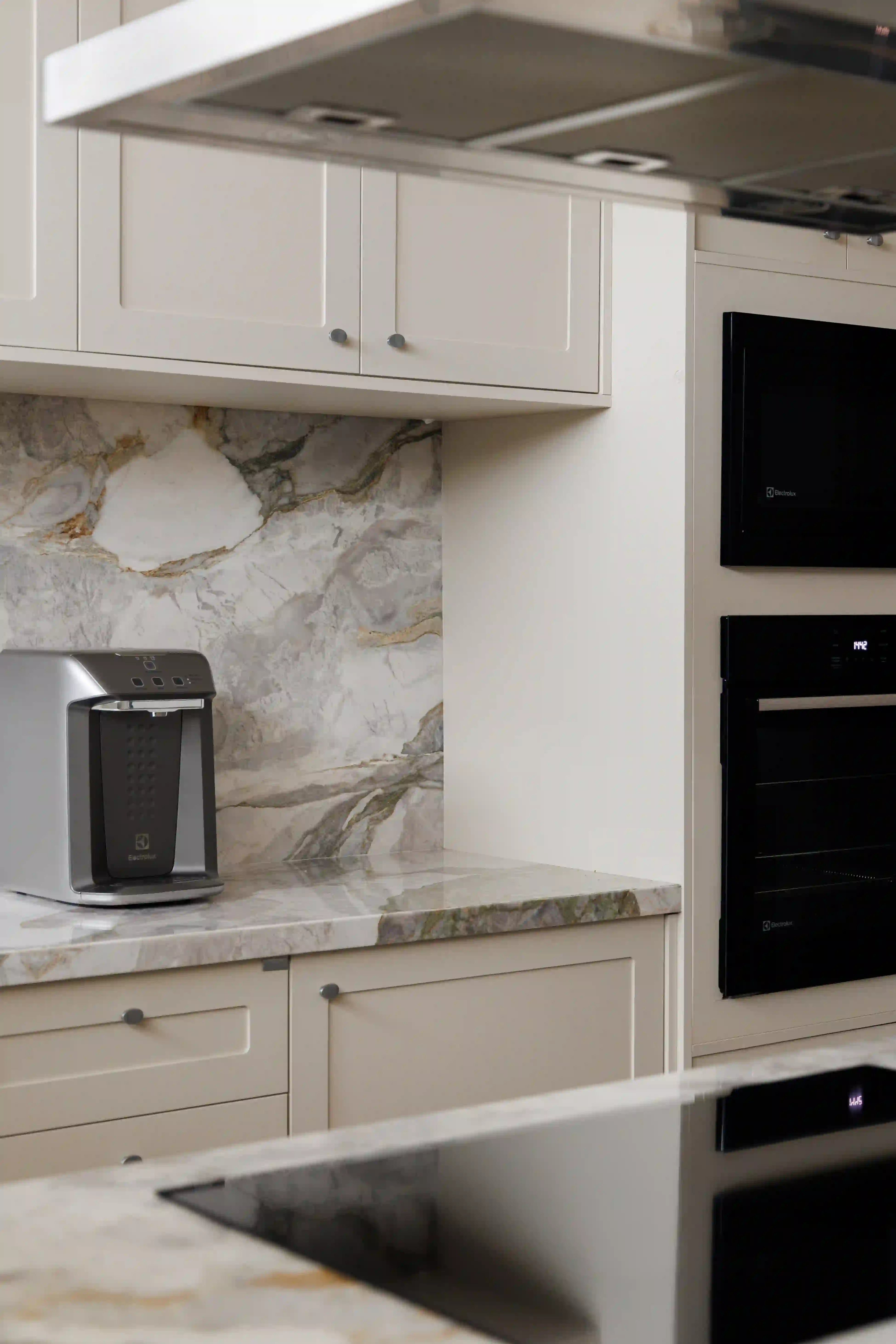 Detalhe Backsplash e Bancada em Mármore — Quatro Barras